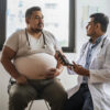 Un médecin avec un patient obèse