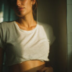 Ventre rond des mois après l'accouchement